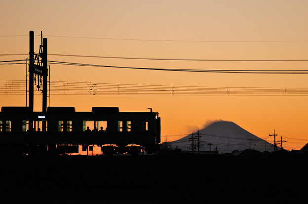 富士山シルエットと東武日光線の普通電車 写真共有サイト フォト蔵