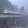 吹雪の中を駆ける189系特急型電車