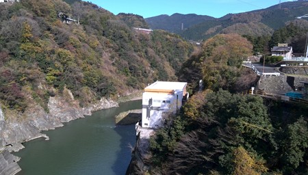相模ダム 渓谷
