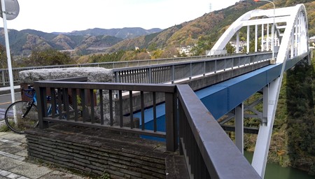 橋。中央高速