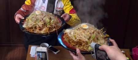 びっくり焼きそば大盛り。ありえん大きさ。