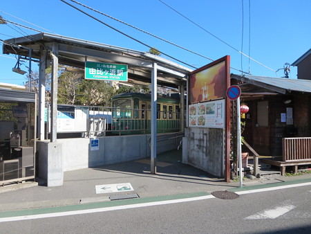 由比ガ浜駅には緑色の江ノ電車両がよく似合う