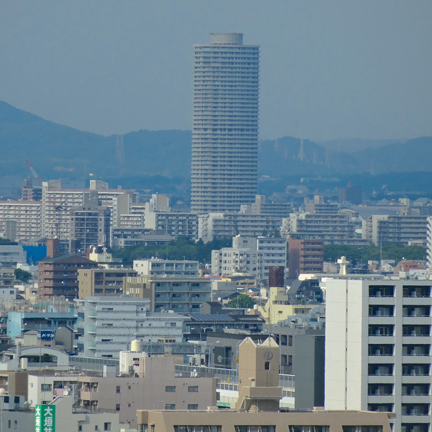超高層マンションとその手前のビル群