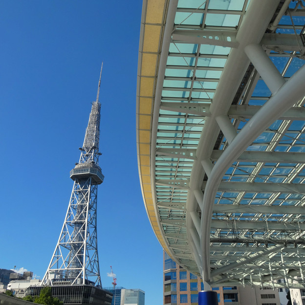 青空を背景に、名古屋テレビ塔とオアシス21