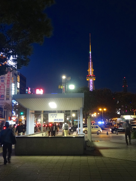 名古屋まつりで賑わう久屋大通公園と名古屋テレビ塔