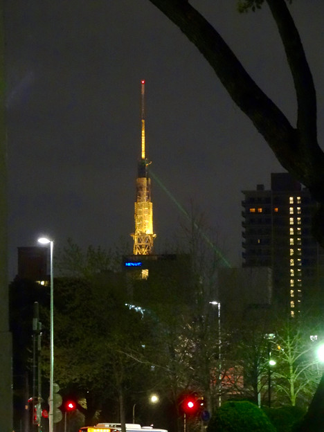 地下鉄・市役所駅の入口前から見えた、夜の名古屋テレビ塔と久屋大通公園のレーザー - 1