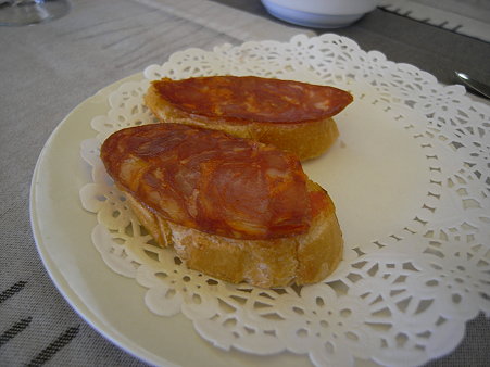 トマトのパテが塗られたハムを乗せたパン