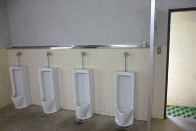 2014091111-020CenterToilet