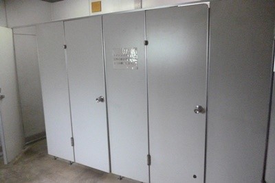 2014091111-039CenterLeftToilet