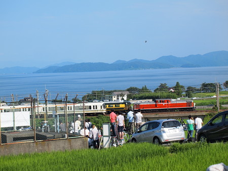 221系とサロンカーなにわのすれ違い