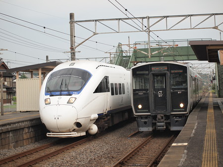 885系特急かもめ普通列車追い越し 長崎本線多良駅