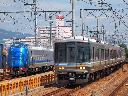 223系新快速とキハ285系山陽本線鷹取駅02
