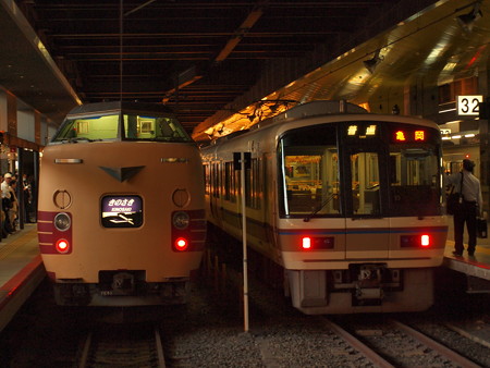 381系きのさきと221系普通 山陰本線京都駅01