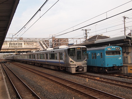 225系関空快速と103系普通 阪和線上野芝駅03