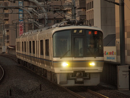 221系普通 山陰本線二条駅