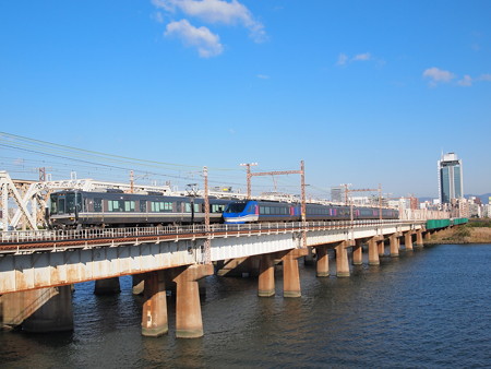 223系快速とHOT7000系特急スーパーはくと 東海道本線新大阪~大阪