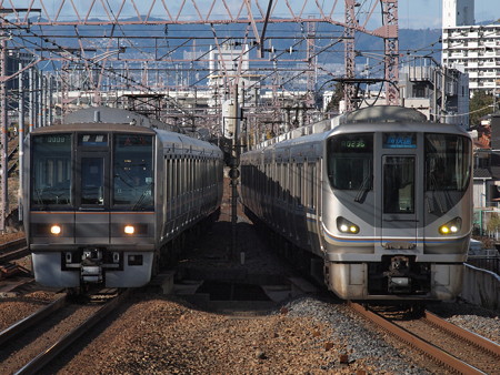 225系新快速と207系普通 東海道本線塚本駅