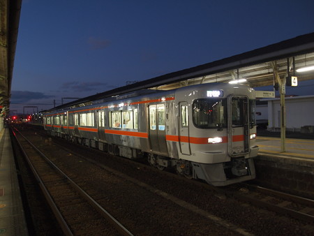 キハ25系普通 紀勢本線松阪駅01