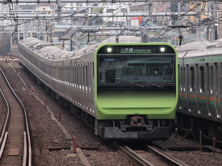 E235系普通 山手線駒込駅 01