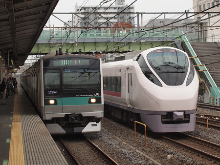E657系特急ひたちとE233系各駅停車 常磐線北松戸駅