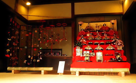 赤羽-北区ふるさと農家体験館-01旧松澤家住宅c吊るし雛と雛壇c