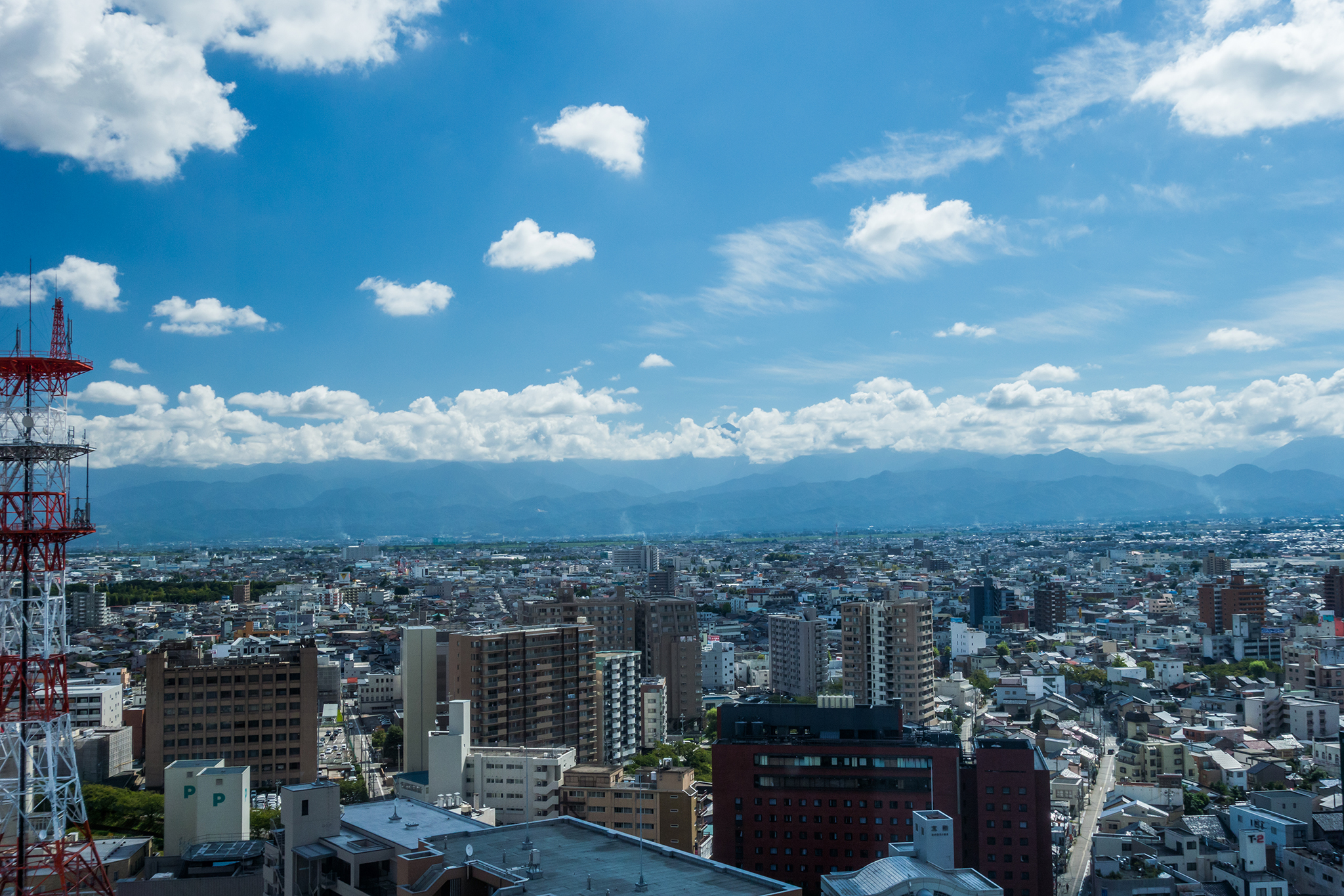 富山市役所展望塔から立山連峰