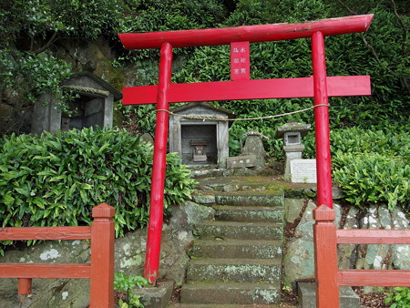 淡島橋の途中にある神社
