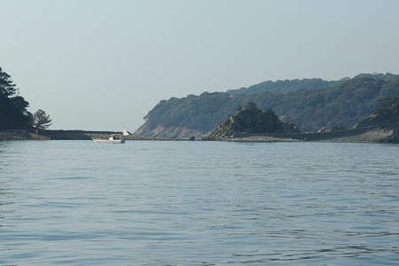 汽船から眺める沖ノ島から虎島への軍用路跡
