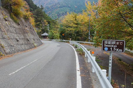 奥大井湖上駅駐車場への分岐