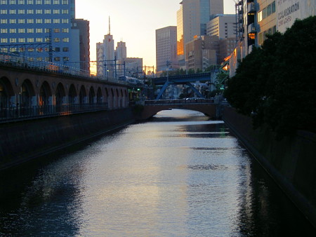 万世橋からの神田川とビルの夕焼け