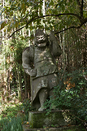 (8)龍雲寺石造仁王像　阿形