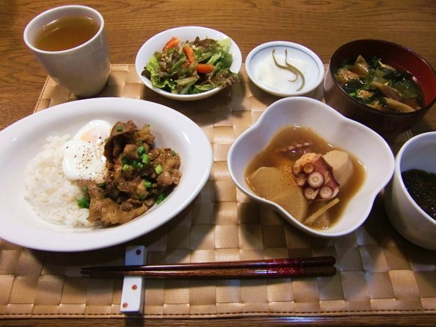 ちょっとお皿が多いね 焼肉丼 温泉卵つきとたこの煮物定食 写真共有サイト フォト蔵