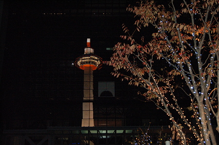 京都駅にうつる京都タワー