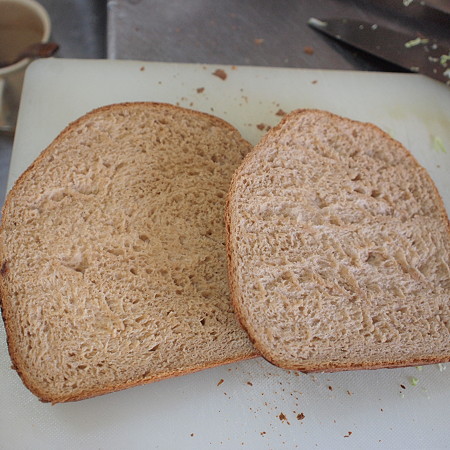 全粒粉のパンは茶色くなります