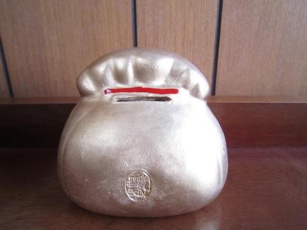 貯金箱の裏側