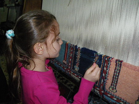 絨毯織りは子どもから