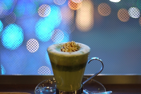 イルミを観ながら抹茶黒蜜ラテ