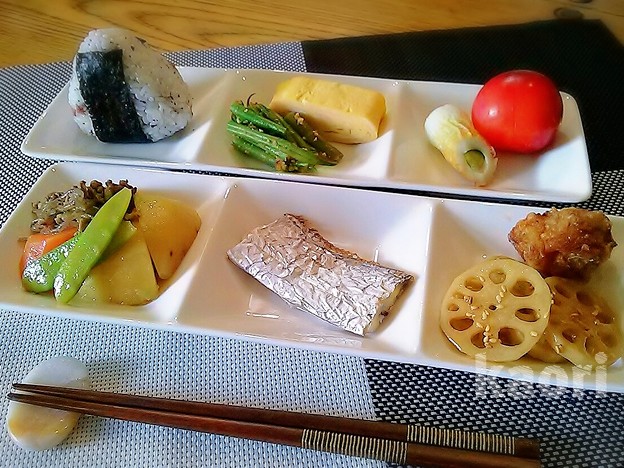 肉じゃかと太刀魚の塩焼き弁当のランチプレート