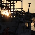 夕陽灯るイカ釣り漁船