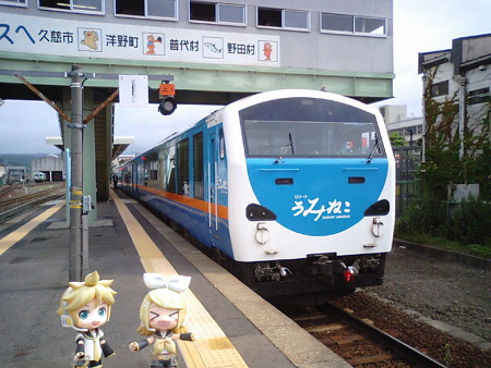 久慈駅に到着、急いで「リゾートうみねこ」に乗り換えだ(><;) レン...