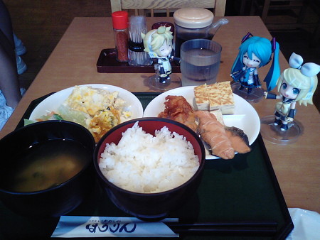 朝食は、八戸駅ナカの食堂の朝バイキングです♪