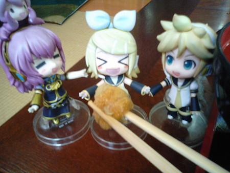 ほら、リンレンにはウニを♪ リン:「わはははーい、いただきまぁー...