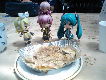 岬周りを歩いてたら、マグロの『かま』を焼いてるい~ぃ香りに誘われ...