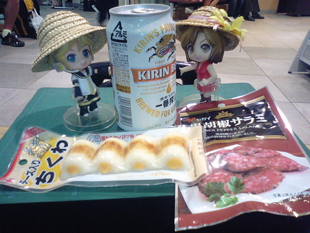 なんと、青森駅待合室でかんぱーーーーい!!! おつまみは、ご覧の...