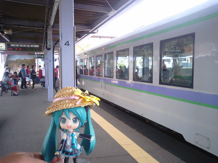 富良野駅に到着、5分待ちで次は帯広行き快速。 ミク:「ARMITさんがお..