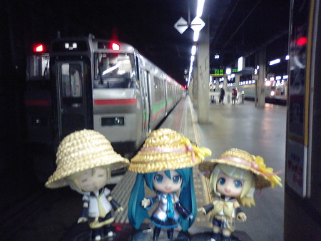 ミク:「札幌駅に無事到着でぇす♪」 リン:「お疲れちゃま! 今日は...