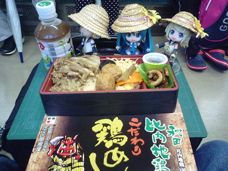 朝食は秋田駅の駅弁 「秋田比内地鶏・こだわりの鶏めし」 です。