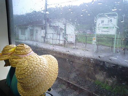 折渡駅に停車。 ミク:「最近折渡駅はご無沙汰ですけど、また降りて...