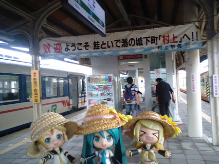 村上駅に到着。40分の連絡で、次は新潟行きです。 リン:「よーし...