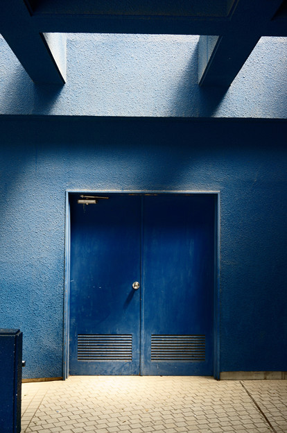 白い壁と青い扉｜ぱくたそフリー写真素材